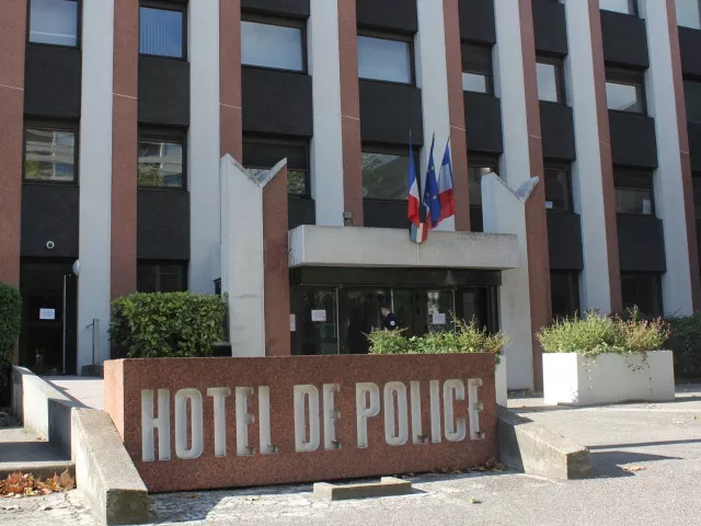 Lyon : coups de couteau devant l'hôtel de police