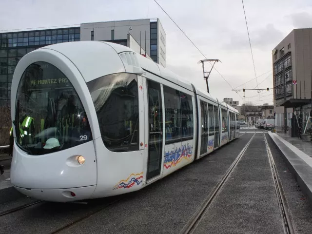 Lyon : un tramway déraille dans une collision avec une voiture ce dimanche matin