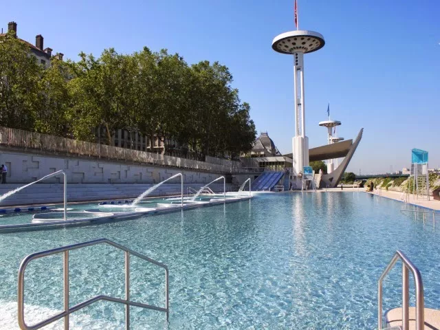 Opération piscine improvisée pour les riverains contre la hausse des prix de la piscine du Rhône