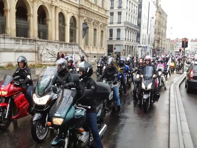 350 motardes d&eacute;filent &agrave; Lyon contre les violences faites aux femmes