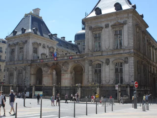 Un employé de la Ville de Lyon commandait des vidéoprojecteurs qu'il revendait sur le Bon Coin