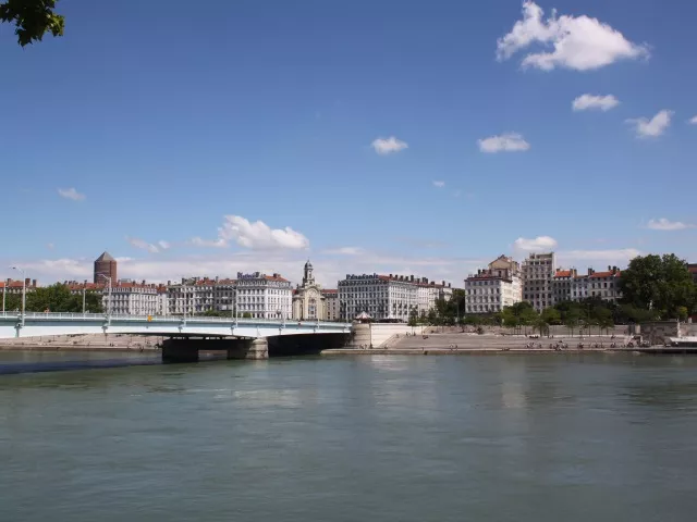 Lyon : poussé volontairement dans le Rhône, il frôle la mort