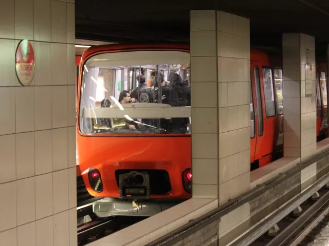 Lyon : le métro s'arrête, ils forcent les portes pour sortir