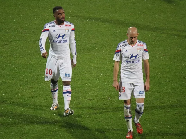 Vingt ans après sa dernière victoire à domicile, Saint-Etienne explose l'OL (3-0) - VIDEO