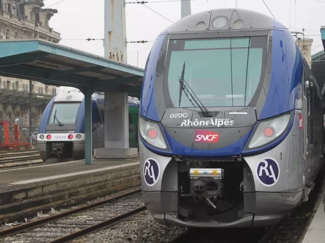 La ligne de train Lyon-Grenoble bloquée de longues heures après un suicide