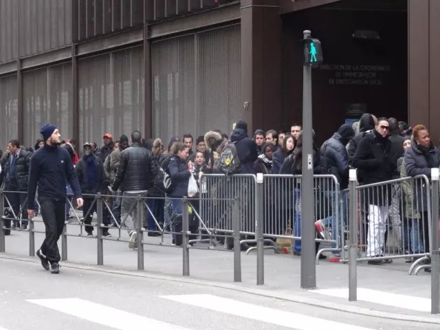Lyon : mécontent des services de la préfecture, il vient plusieurs fois menacer les policiers devant le bâtiment