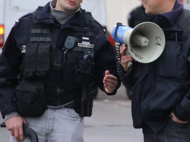 Attentats de Paris : des policiers lyonnais réclament un port d'arme permanent