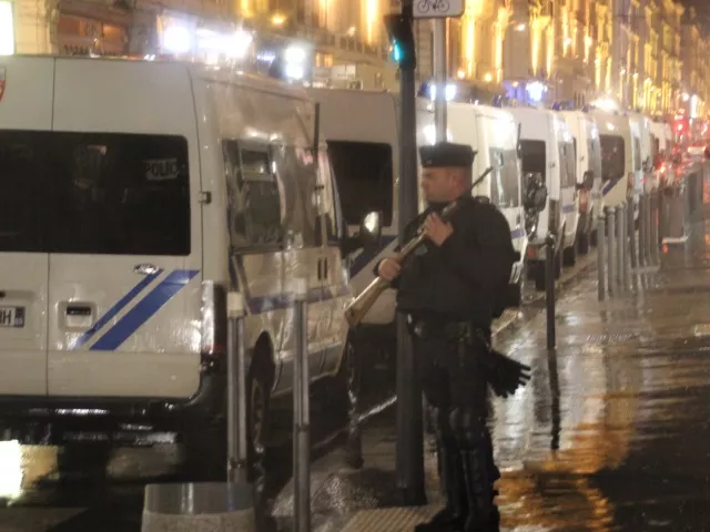 Un homme menace les policiers avec une mitraillette près de Lyon (Màj)