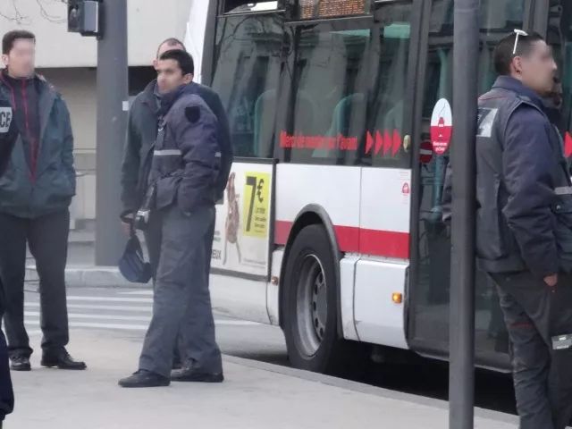 Des bus de la banlieue de Lyon à nouveau caillassés, un pare-brise éclaté