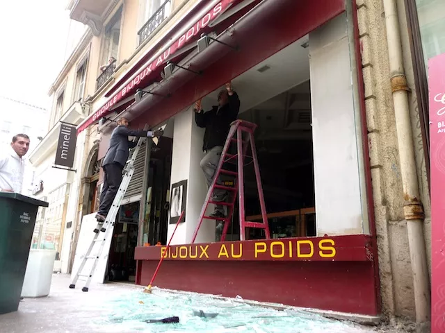Violences urbaines : la rue Victor Hugo pillée et dévastée (vidéo)