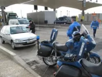 Lyon : un motard de la gendarmerie projeté dans une vitrine