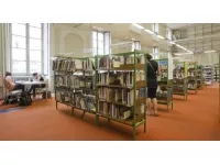 Des automates et un robot trieur dans les biblioth&egrave;ques de Lyon