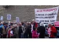 150 personnes réunies devant l'ARS pour le transfert d'une clinique