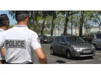 Lyon : il frappe sa mère, puis les policiers