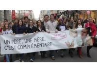 Des anti mariages pour tous manifestent à travers les rues de Lyon en vélo