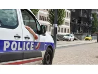 Vénissieux : Un homme tente de briser la vitre d'une voiture de police pour la deuxième fois