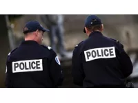 Un policier reçoit du gaz lacrymogène à Rillieux-la-Pape