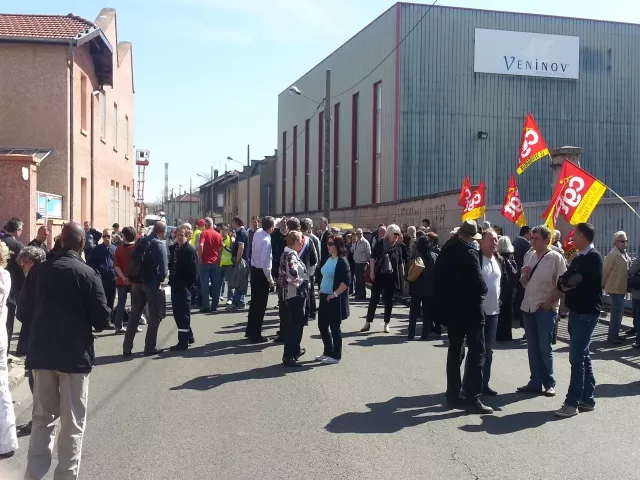 Vénissieux : une centaine d'ex-salariés rassemblés devant le site de Veninov lundi matin