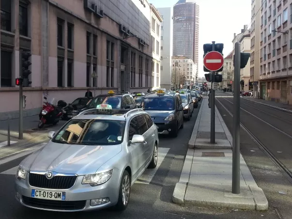 Lyon : nouvelle manifestation des taxis ce mercredi soir, l'accès à l'aéroport bloqué