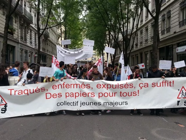 Adolescents menacés d'expulsion : 120 jeunes manifestent devant la préfecture du Rhône