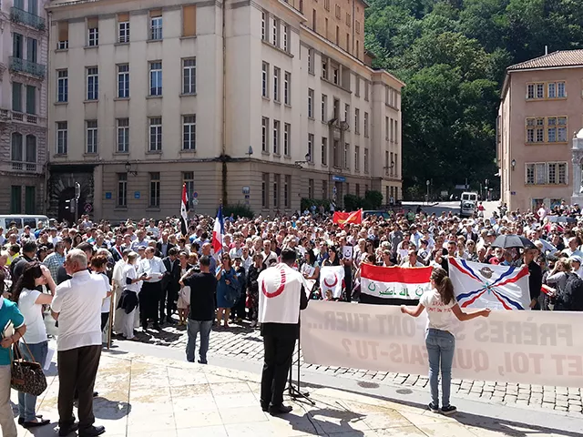 Lyon : 400 personnes Place Saint-Jean pour soutenir les Chr&eacute;tiens d'Irak