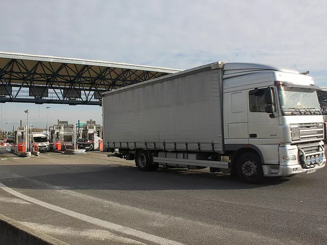 Un camion se couche sur la bretelle d'accès au périphérique à Villeurbanne