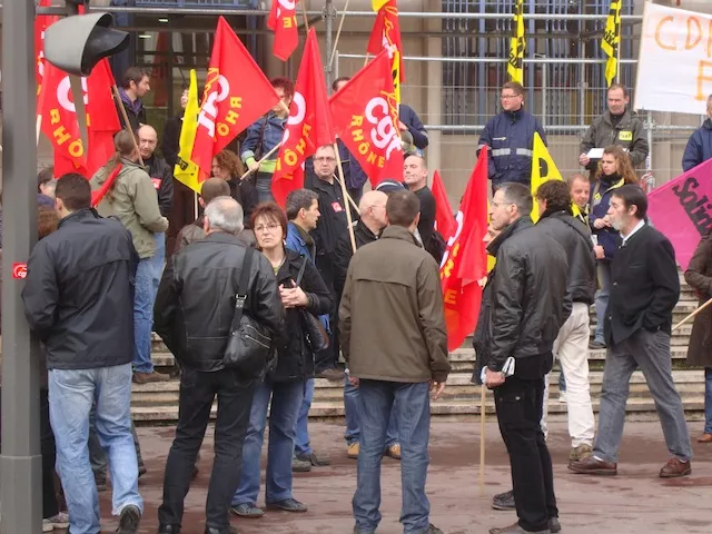 Une centaine de personnes suivent à Lyon le mouvement intersyndical de la Poste 