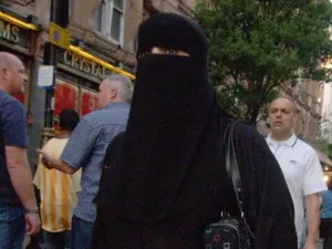 Le port de la burqa divise