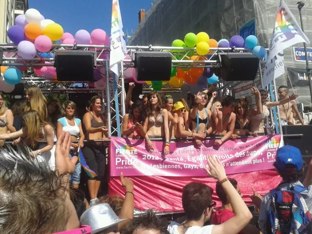 Gay Pride de Lyon : 10 000 personnes pr&eacute;sentes et la promesse du mariage homosexuel avant le printemps 2013