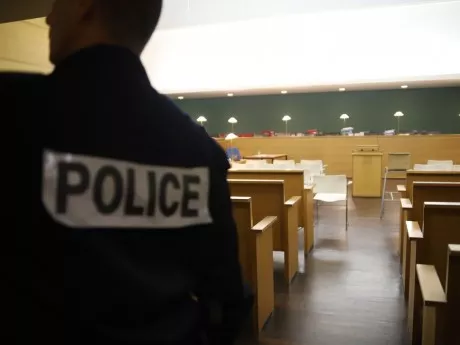 Voiture de police caillassée près de Lyon : 10 mois de prison ferme pour un homme