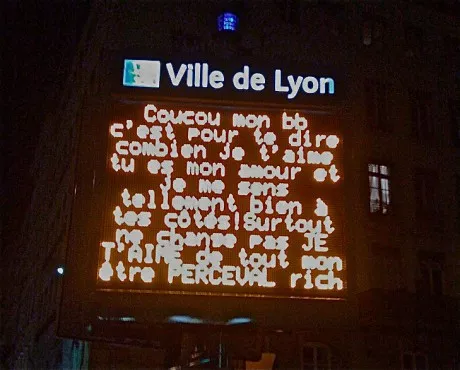 Saint Valentin : la Ville de Lyon met ses panneaux lumineux au service de Cupidon