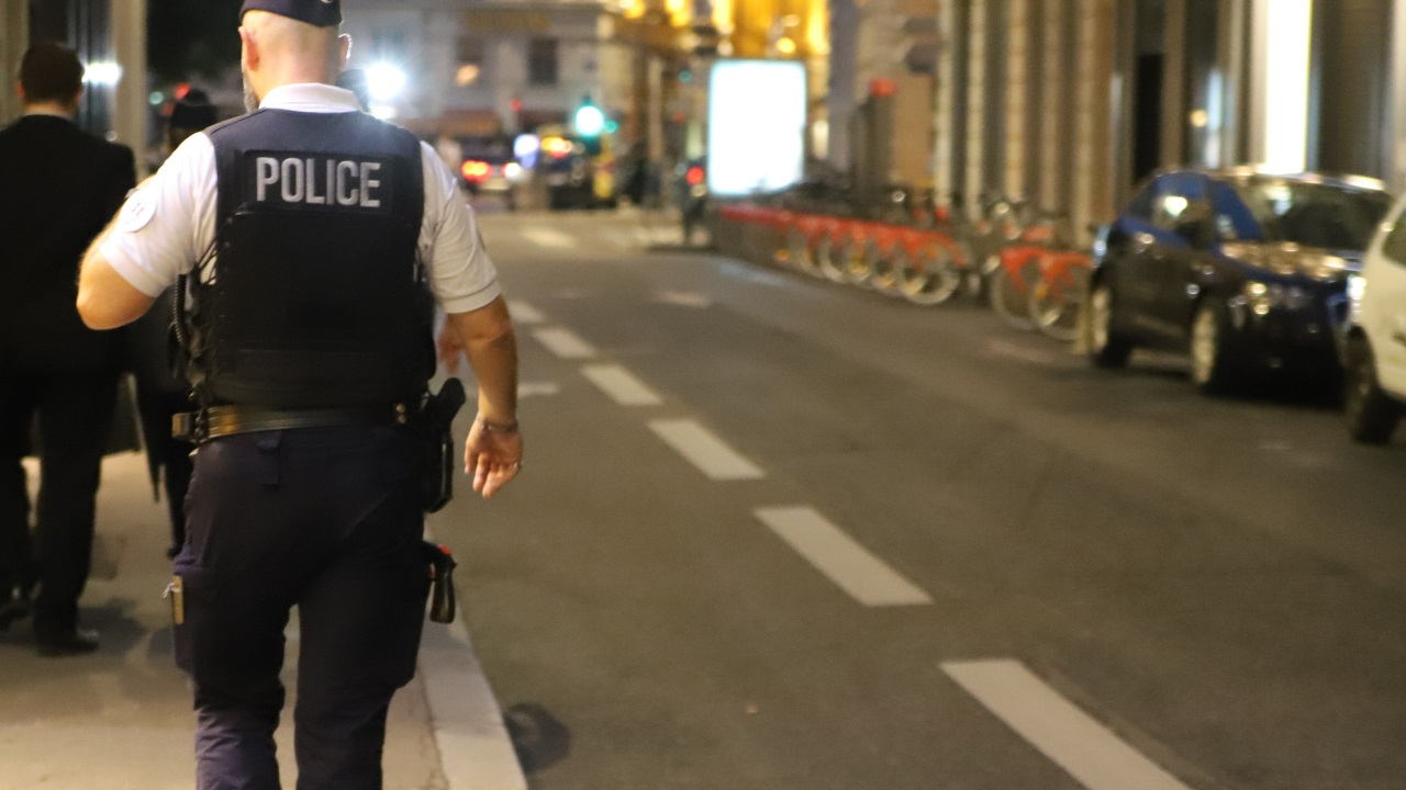 Lyon : le voleur est rattrapé et frappé par ses victimes, il appelle la police à l’aide