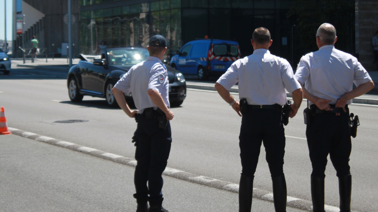 Près de Lyon : le cortège du mariage croise des policiers, un invité leur fait un doigt d'honneur