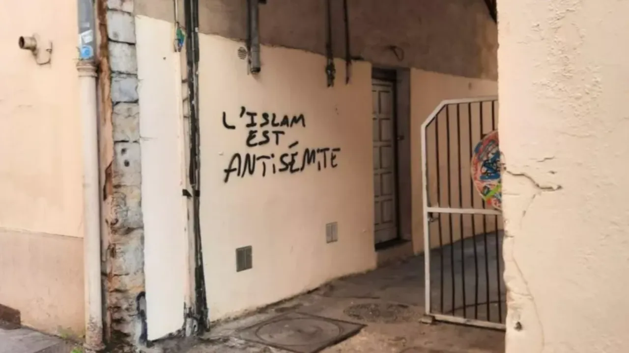 Mosquée taguée à Lyon : Gérald Darmanin annonce l’ouverture d’une enquête 