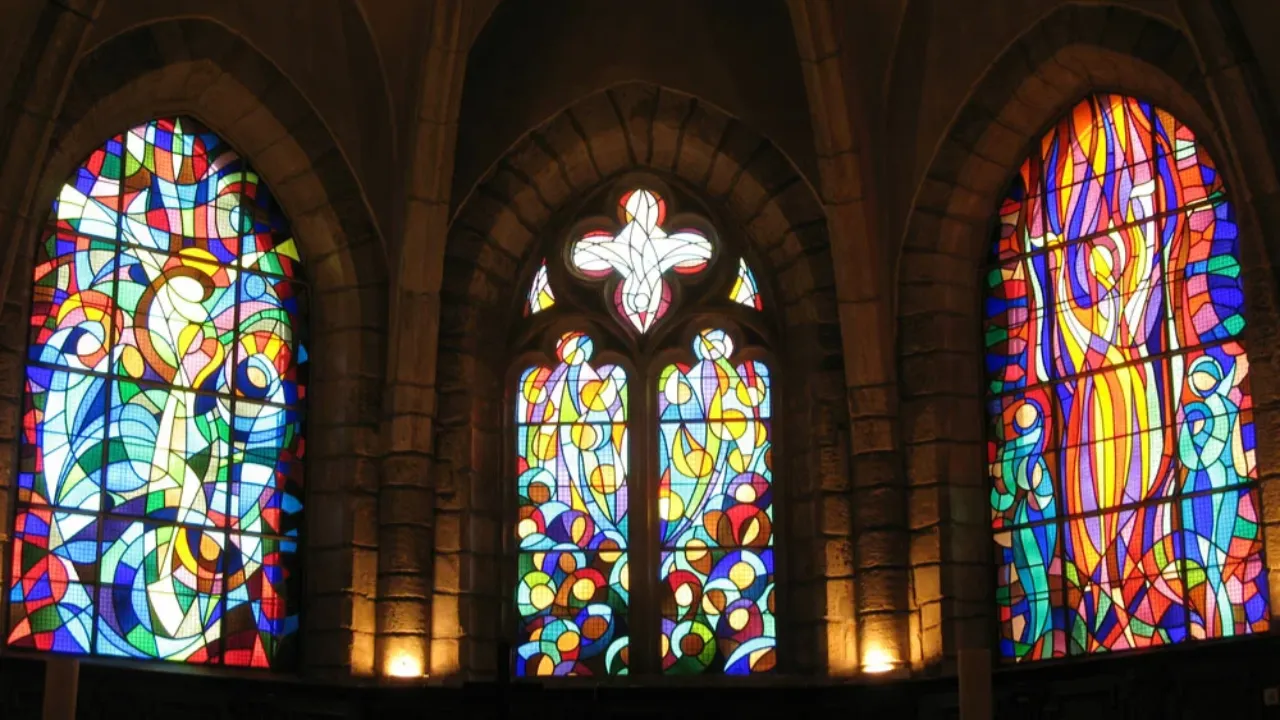 Près de Lyon, des vitraux du prêtre pédocriminel Louis Ribes ont été retirés