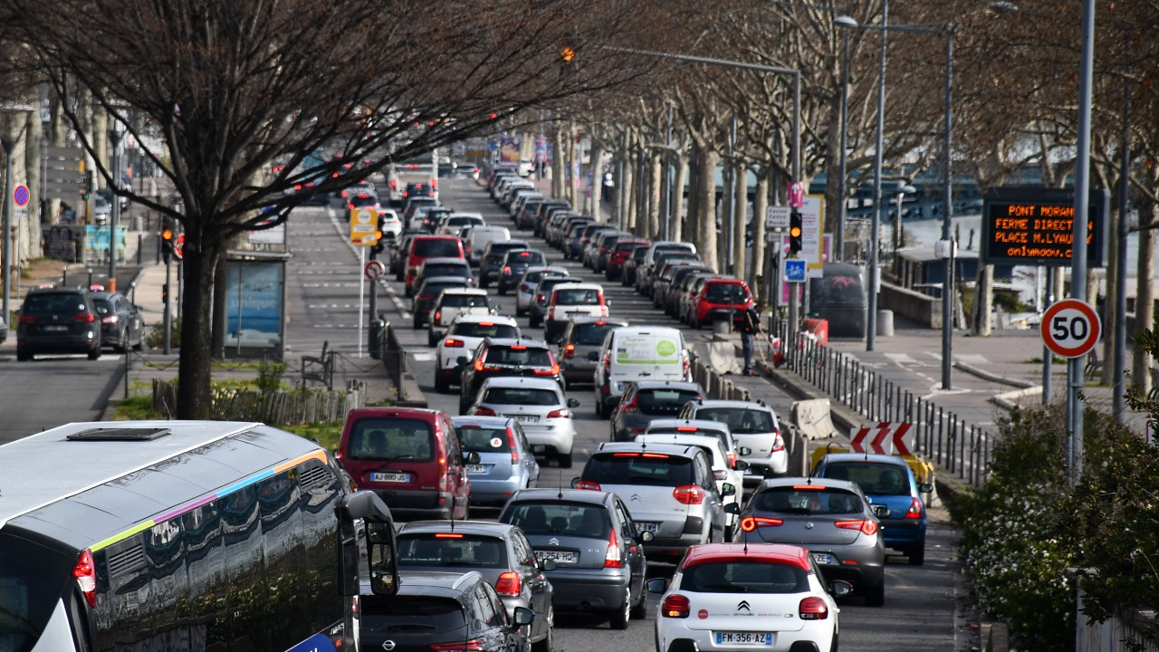 Pic de pollution à Lyon : la circulation différenciée maintenue pour lundi