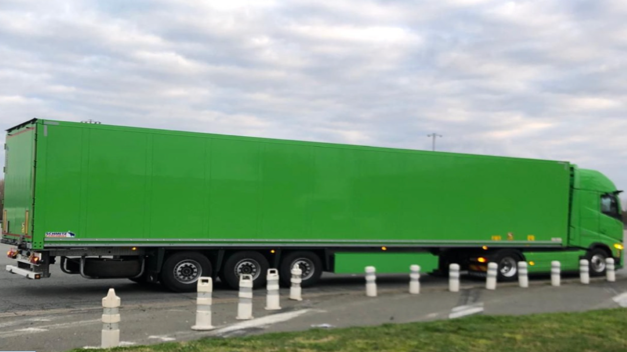 Près de Lyon ce camion vert attire l’attention des gendarmes sur l’A6, ils n