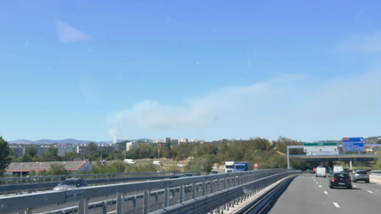 Un feu de broussailles se propage près de Lyon :une vingtaine d’engins de pompiers mobilisés