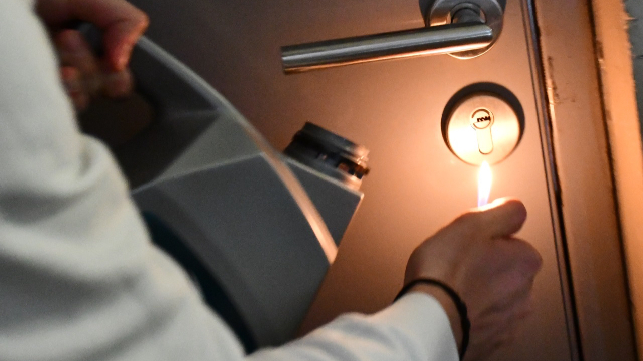 Grosse frayeur à Lyon : la porte d’un appartement incendiée en pleine nuit, une enquête ouverte