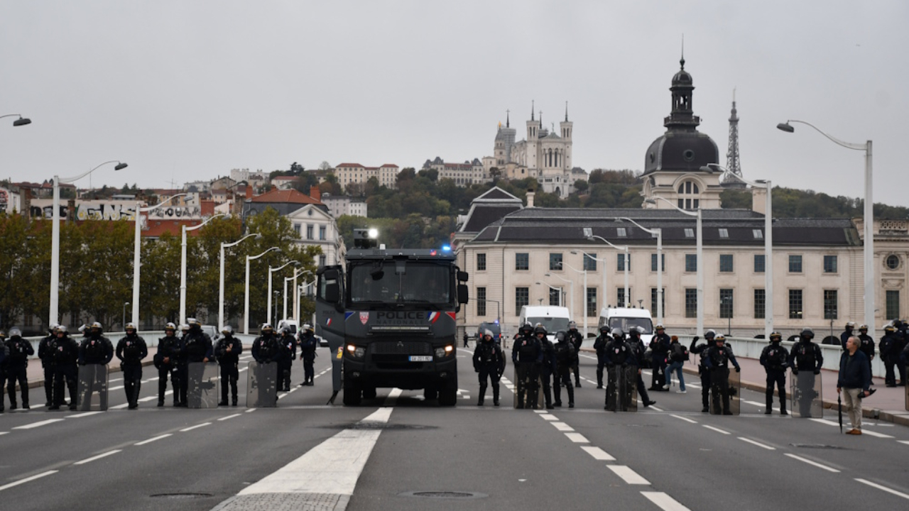 Lyon Prefecture bans city center protests and shuts down transit