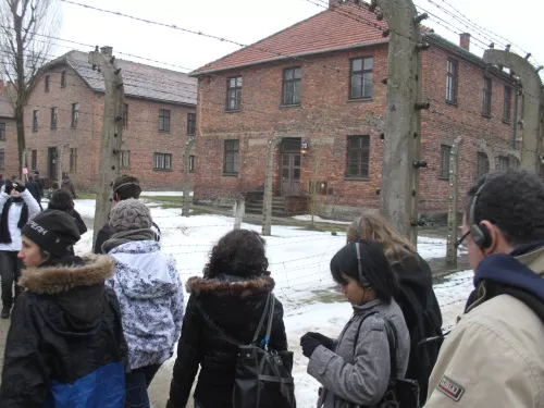 Un professeur lyonnais a tenté de revenir d'Auschwitz avec des objets trouvés sur place
