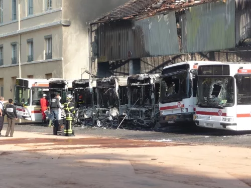 Un incendie criminel dans un dépôt de bus des TCL