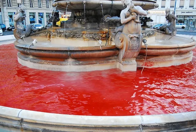 La fontaine de la place des Jacobins avait l'apparence d'une mare de sang