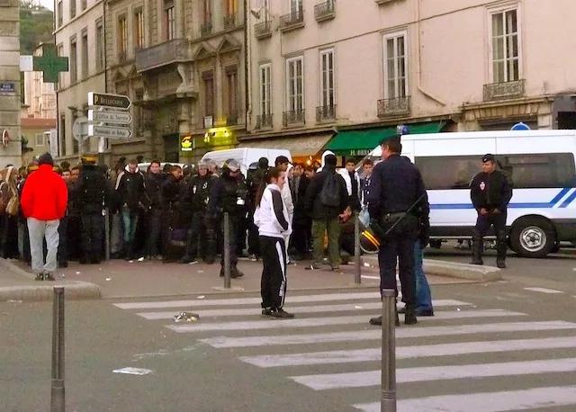 Le « comité de lutte » dénonce les conditions de stockage des manifestants jeudi place Bellecour