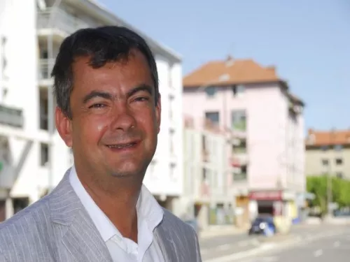 Comme prévu, Jérôme Sturla devient le nouveau maire de Décines