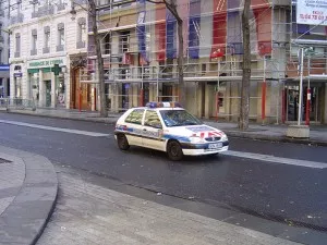 Des jets de pierre sur une voiture de police