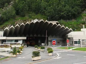Le tunnel du Mont-Blanc est actuellement fermé aux poids-lourds