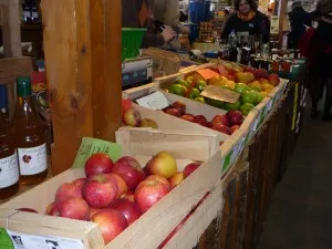 Les maraîchers invitent le public à déguster gratuitement fruits et légumes