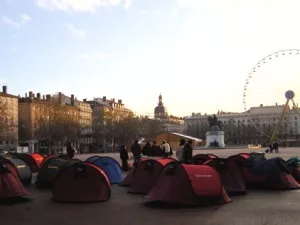 Les tentes vont disparaître du parvis de la mairie du 8e arrondissement