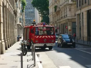 Plusieurs jeunes, bien connus des services de police, ont incendié le scooter d'un livreur de pizza